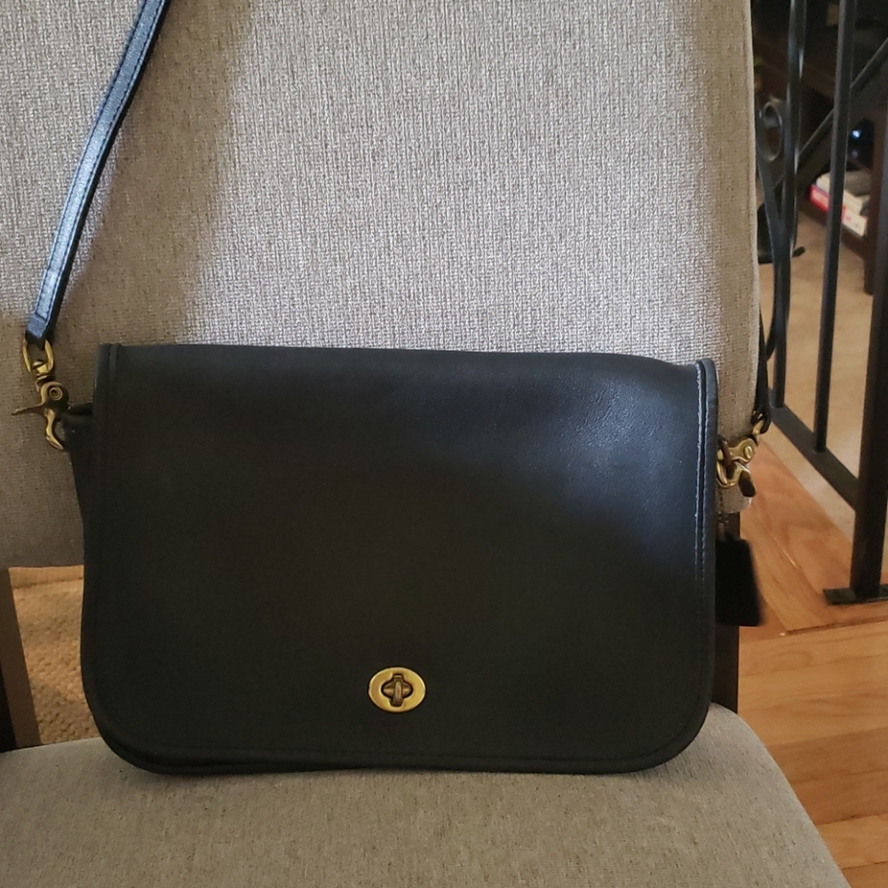 Vintage Coach | Black Leather Flap Crossbody Bag